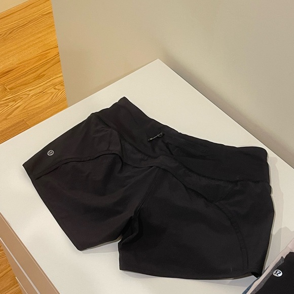 lululemon Speed Up High-Rise Lined Short 2.5" - Picture 2 of 3